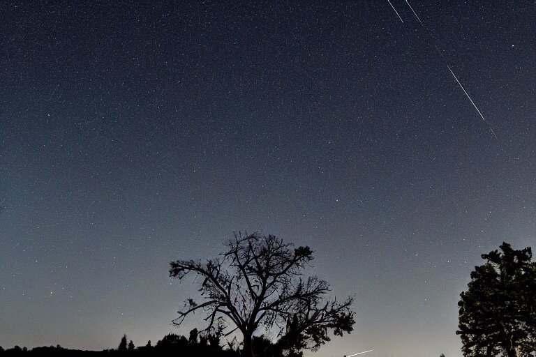 add 4k beautiful star trails in background